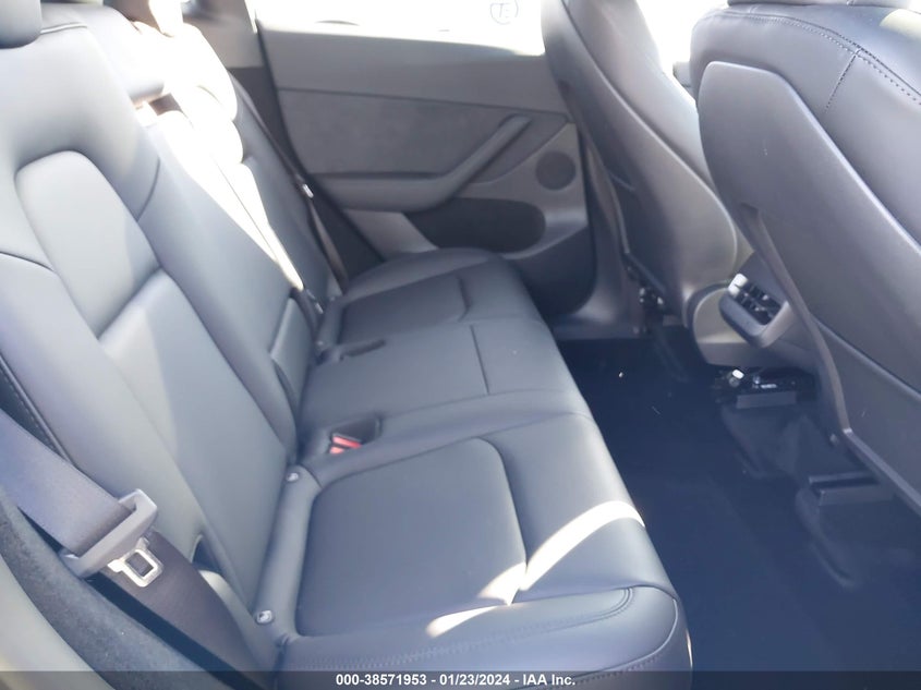 VIN 7SAYGDEE9PF960863 2023 TESLA MODEL Y
