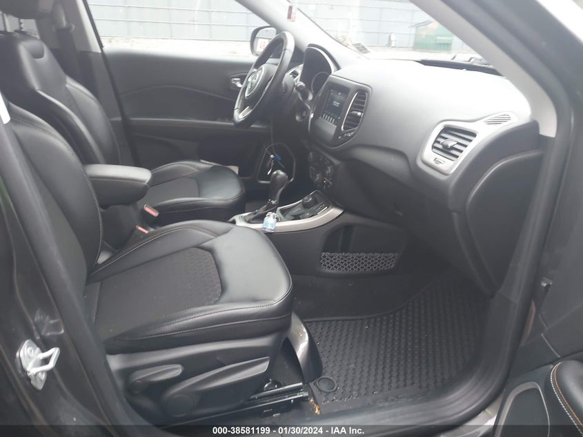 VIN 3C4NJDBB9LT239658 2020 JEEP COMPASS LATITUDE 4X4