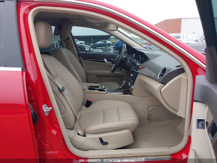 2013 MERCEDES-BENZ C 250 LUXURY/SPORT - WDDGF4HBXDR272928