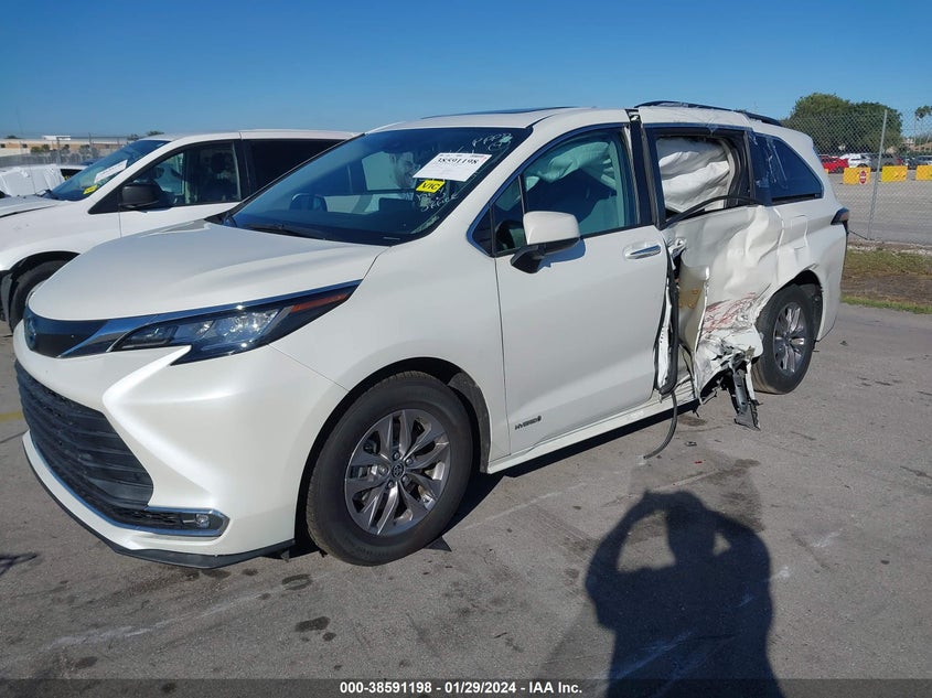VIN 5TDYRKEC0MS034112 2021 TOYOTA SIENNA XLE