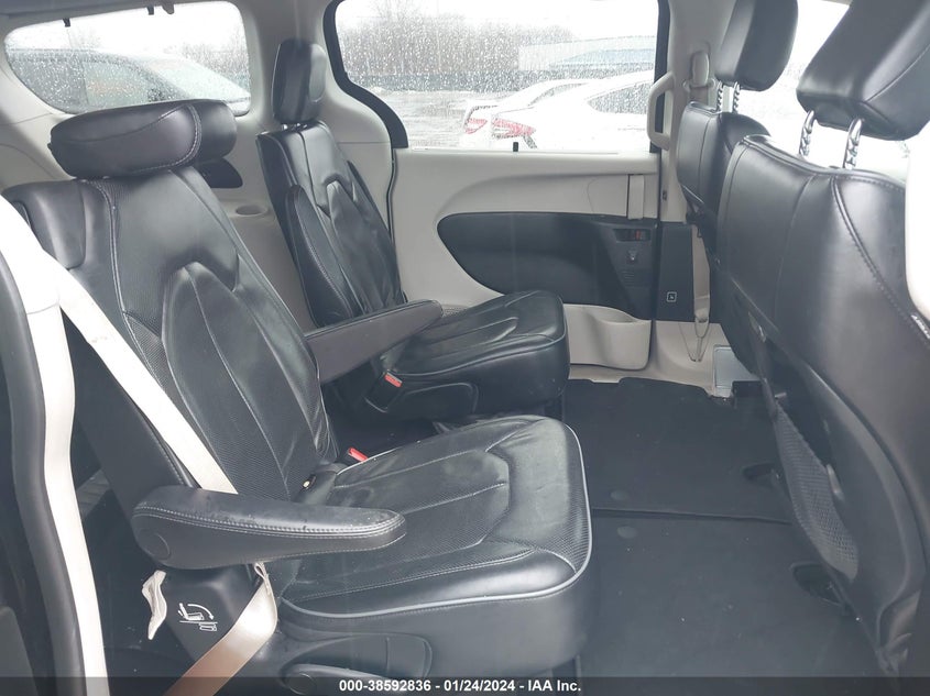VIN 2C4RC1GG0JR185603 2018 CHRYSLER PACIFICA LIMITED