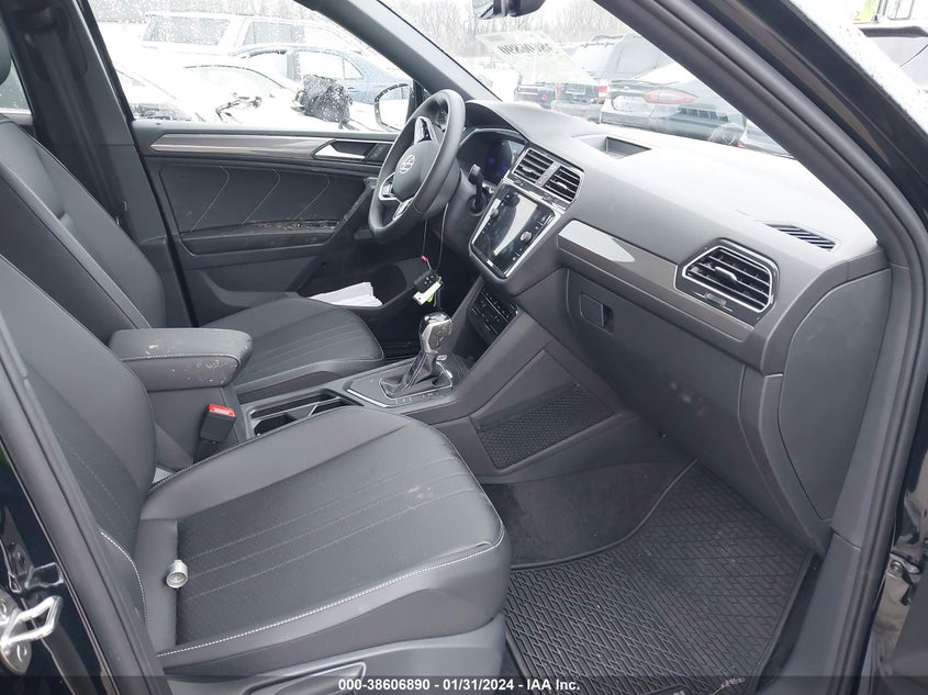 VIN 3VVCB7AX8PM129771 2023 VOLKSWAGEN TIGUAN SE R-LINE BLACK