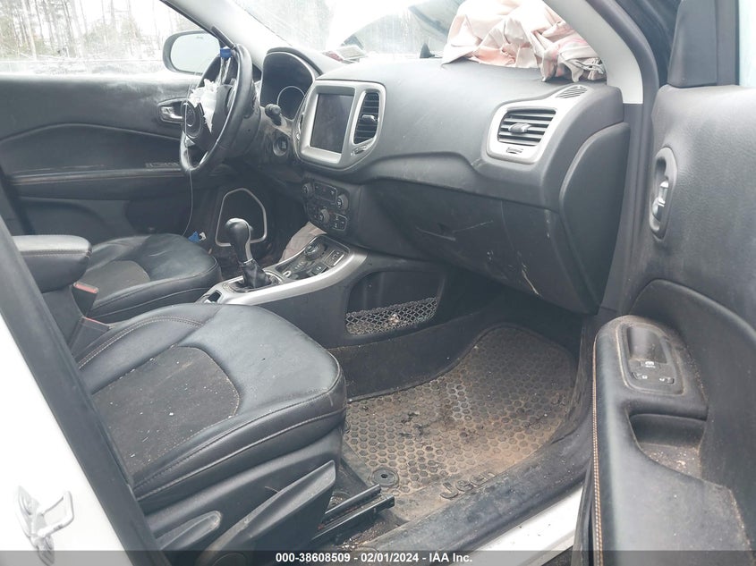 VIN 3C4NJDBB4JT175722 2018 JEEP COMPASS LATITUDE
