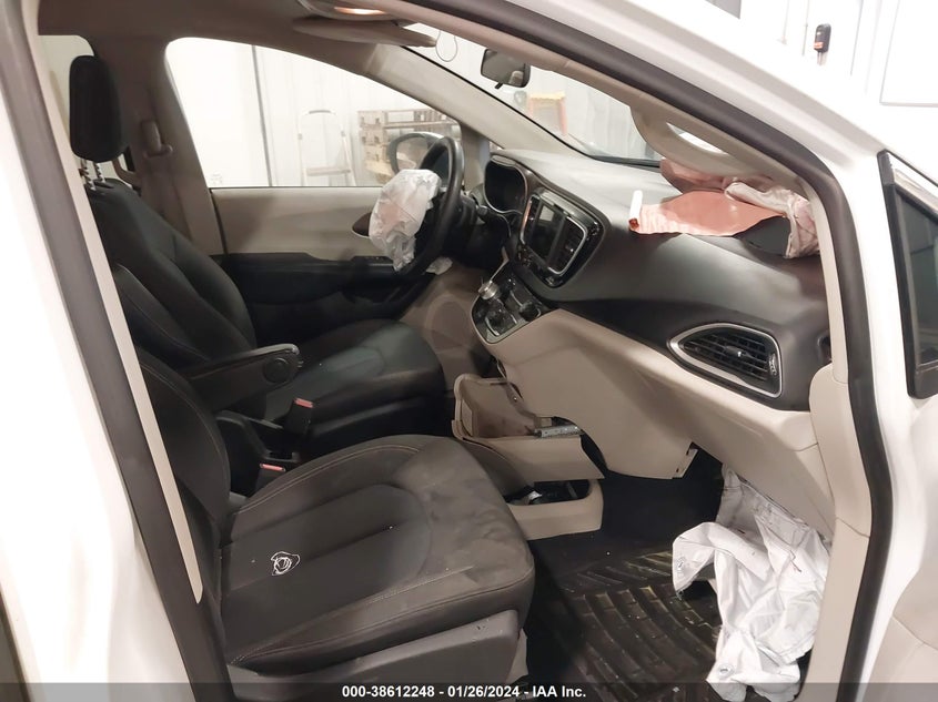 VIN 2C4RC1AG3LR104735 2020 CHRYSLER VOYAGER L
