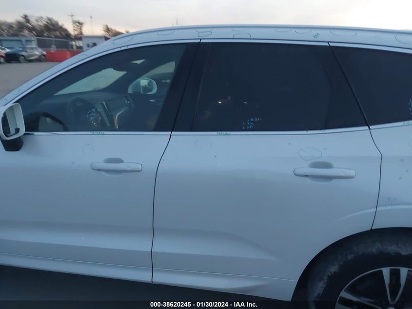 VIN YV4A22RKXJ1015774 2018 VOLVO XC60 T6 MOMENTUM
