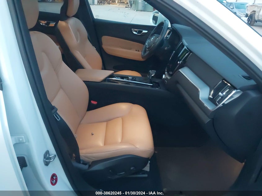 VIN YV4A22RKXJ1015774 2018 VOLVO XC60 T6 MOMENTUM