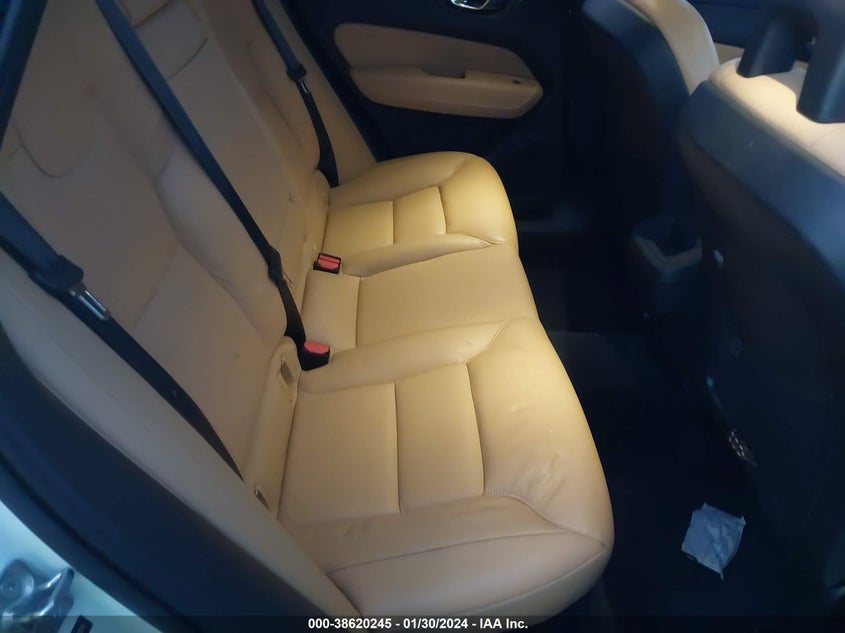VIN YV4A22RKXJ1015774 2018 VOLVO XC60 T6 MOMENTUM
