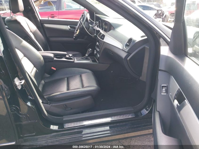 2013 MERCEDES-BENZ C 250 LUXURY/SPORT - WDDGF4HB4DR268213