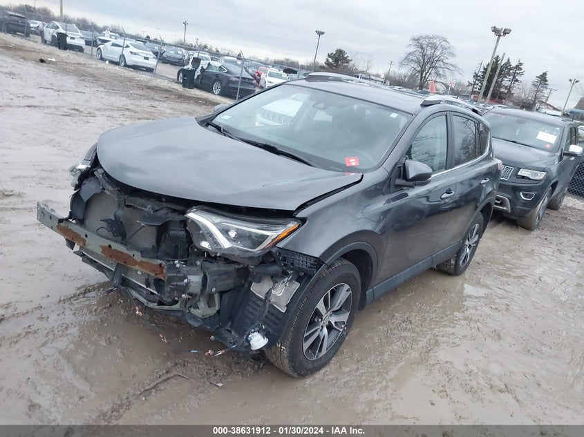 VIN 2T3RFREV6JW801673 2018 TOYOTA RAV4 XLE