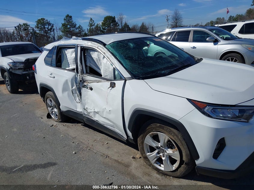 VIN 2T3P1RFV8MW210964 2021 TOYOTA RAV4 XLE