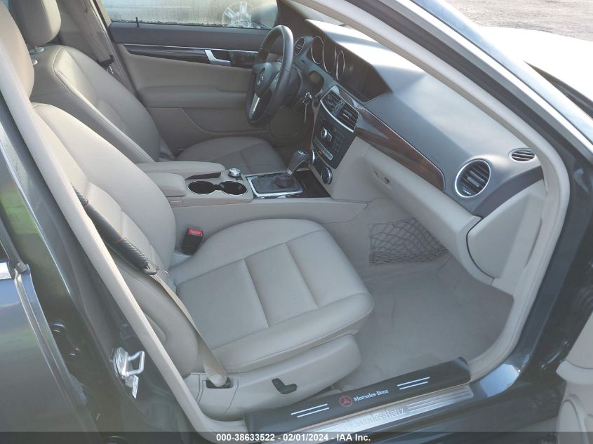 2013 MERCEDES-BENZ C 250 LUXURY/SPORT - WDDGF4HB3DA767194