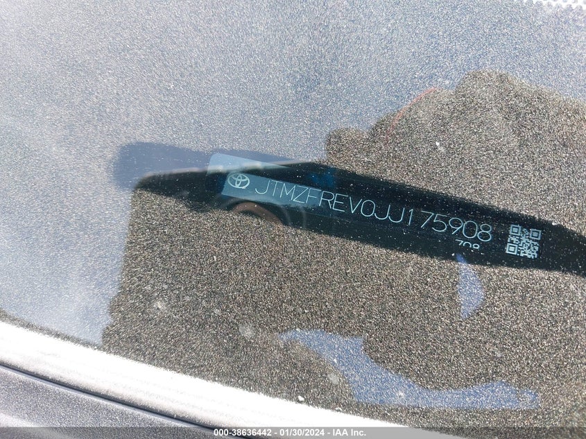 VIN JTMZFREV0JJ175908 2018 TOYOTA RAV4 LE