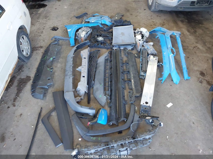 VIN JTMP1RFV7KD517018 2019 TOYOTA RAV4 XLE