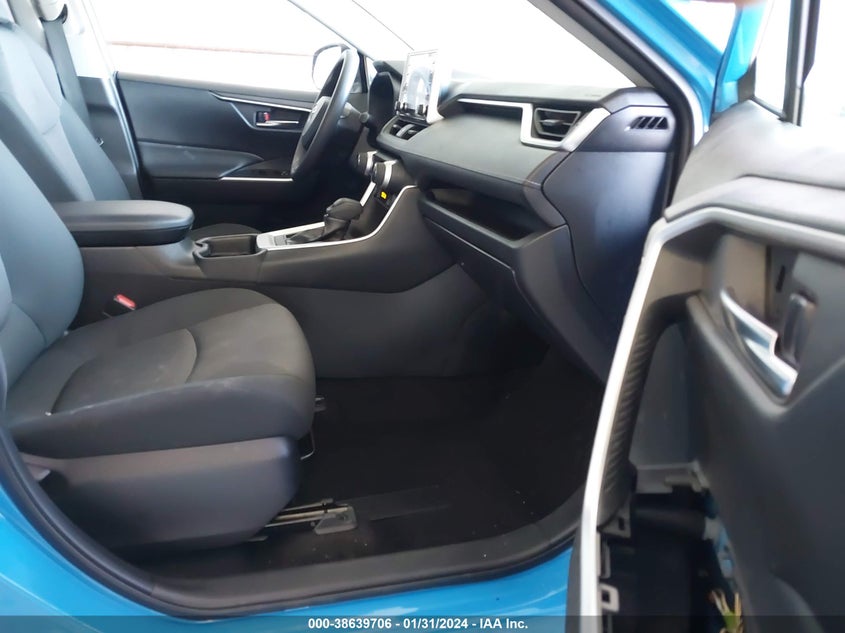VIN JTMP1RFV7KD517018 2019 TOYOTA RAV4 XLE