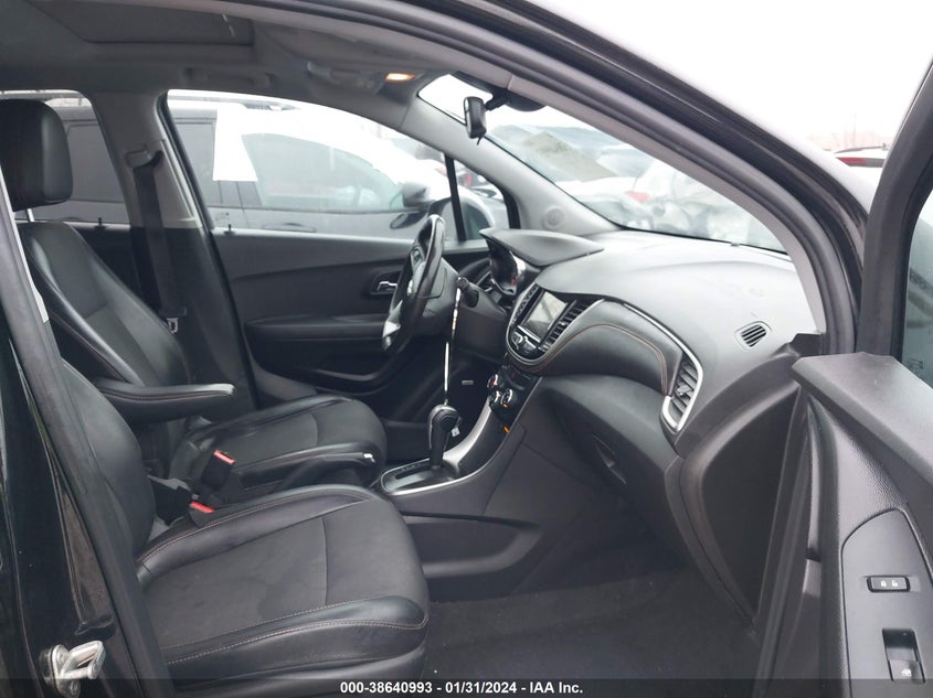 VIN 3GNCJLSB5JL381365 2018 CHEVROLET TRAX LT