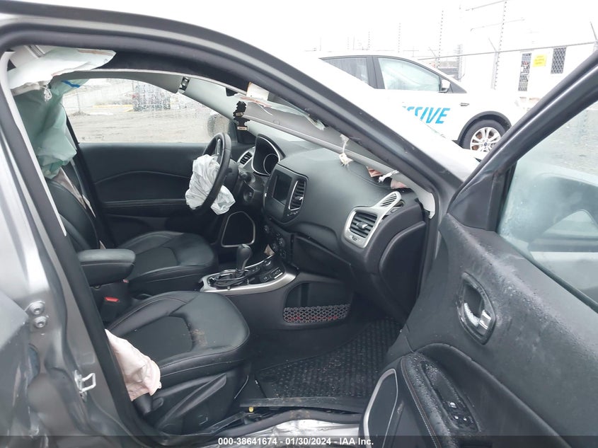 VIN 3C4NJDBB6KT755250 2019 JEEP COMPASS LATITUDE
