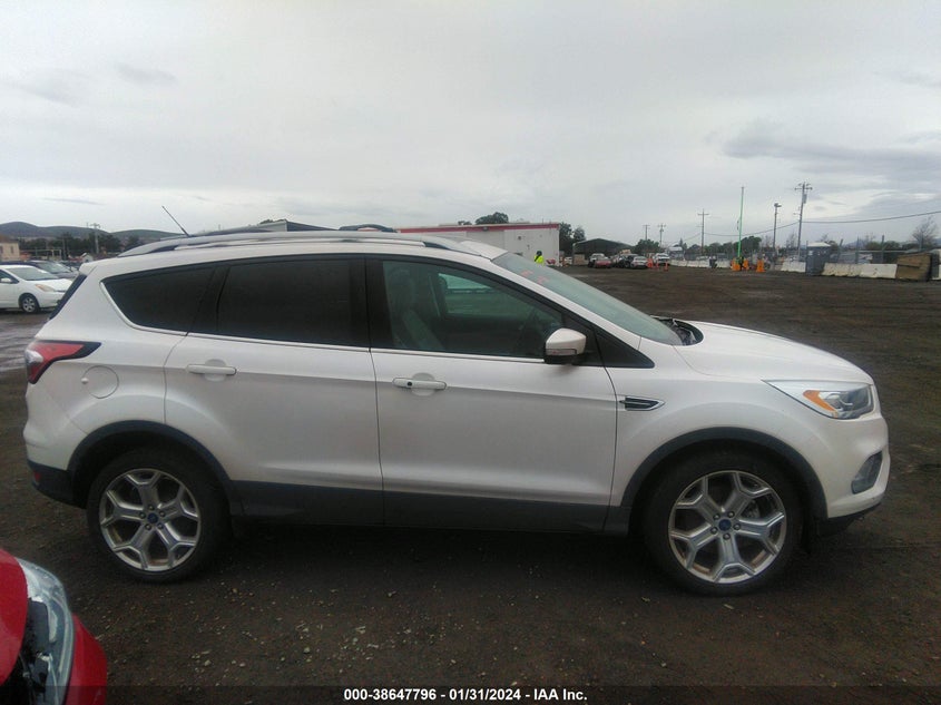 VIN 1FMCU9J97JUD37788 2018 FORD ESCAPE TITANIUM