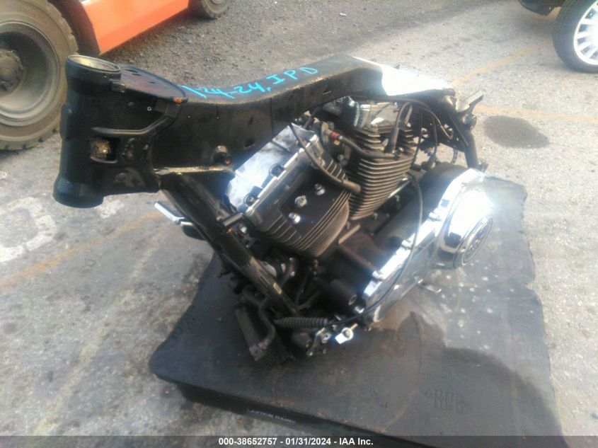 2011 HARLEY-DAVIDSON FLHX - 1HD1KBM37BB607694