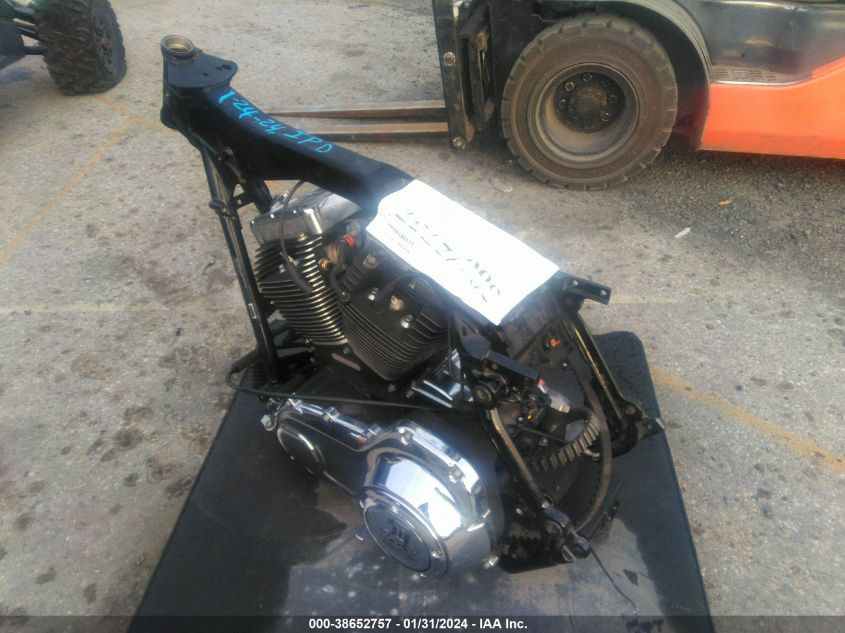 2011 HARLEY-DAVIDSON FLHX - 1HD1KBM37BB607694
