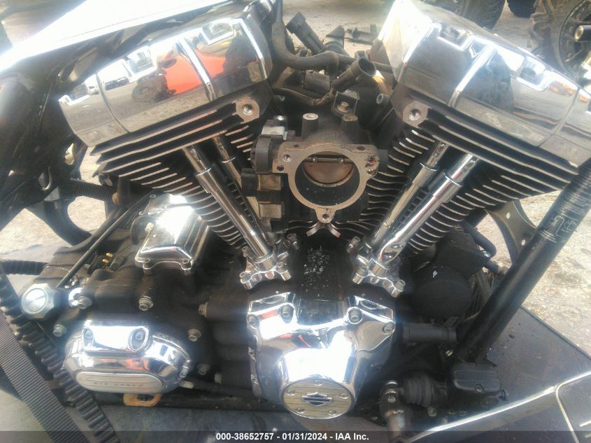 2011 HARLEY-DAVIDSON FLHX - 1HD1KBM37BB607694