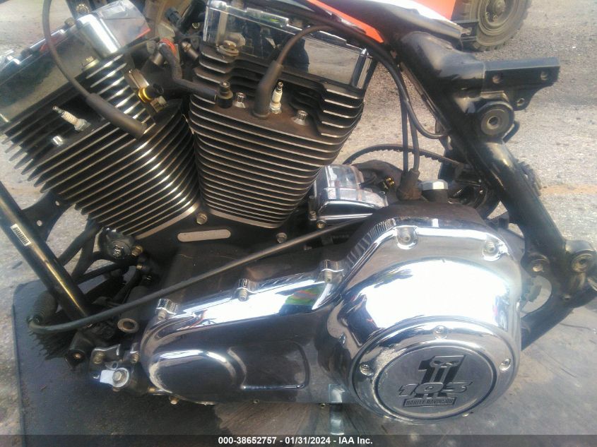 2011 HARLEY-DAVIDSON FLHX - 1HD1KBM37BB607694