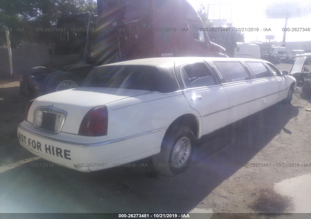 1998 Lincoln Town Car Executive Белый vin: 1L1FM81W0WY693966