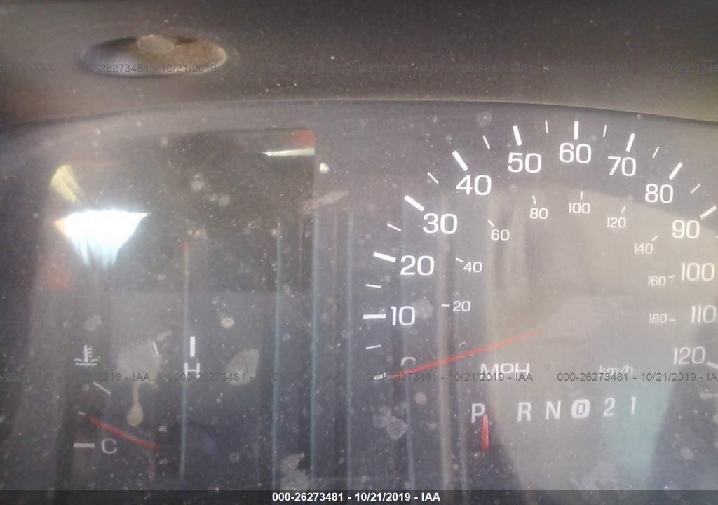 1998 Lincoln Town Car Executive Белый vin: 1L1FM81W0WY693966