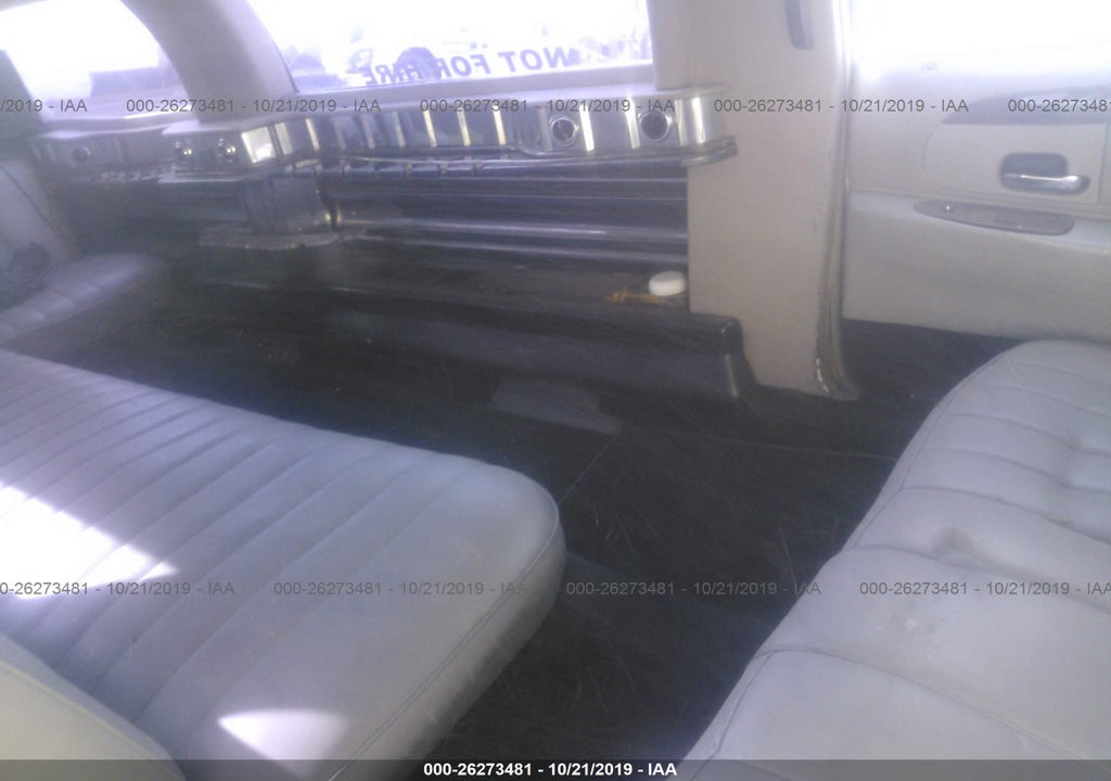 1998 Lincoln Town Car Executive Белый vin: 1L1FM81W0WY693966
