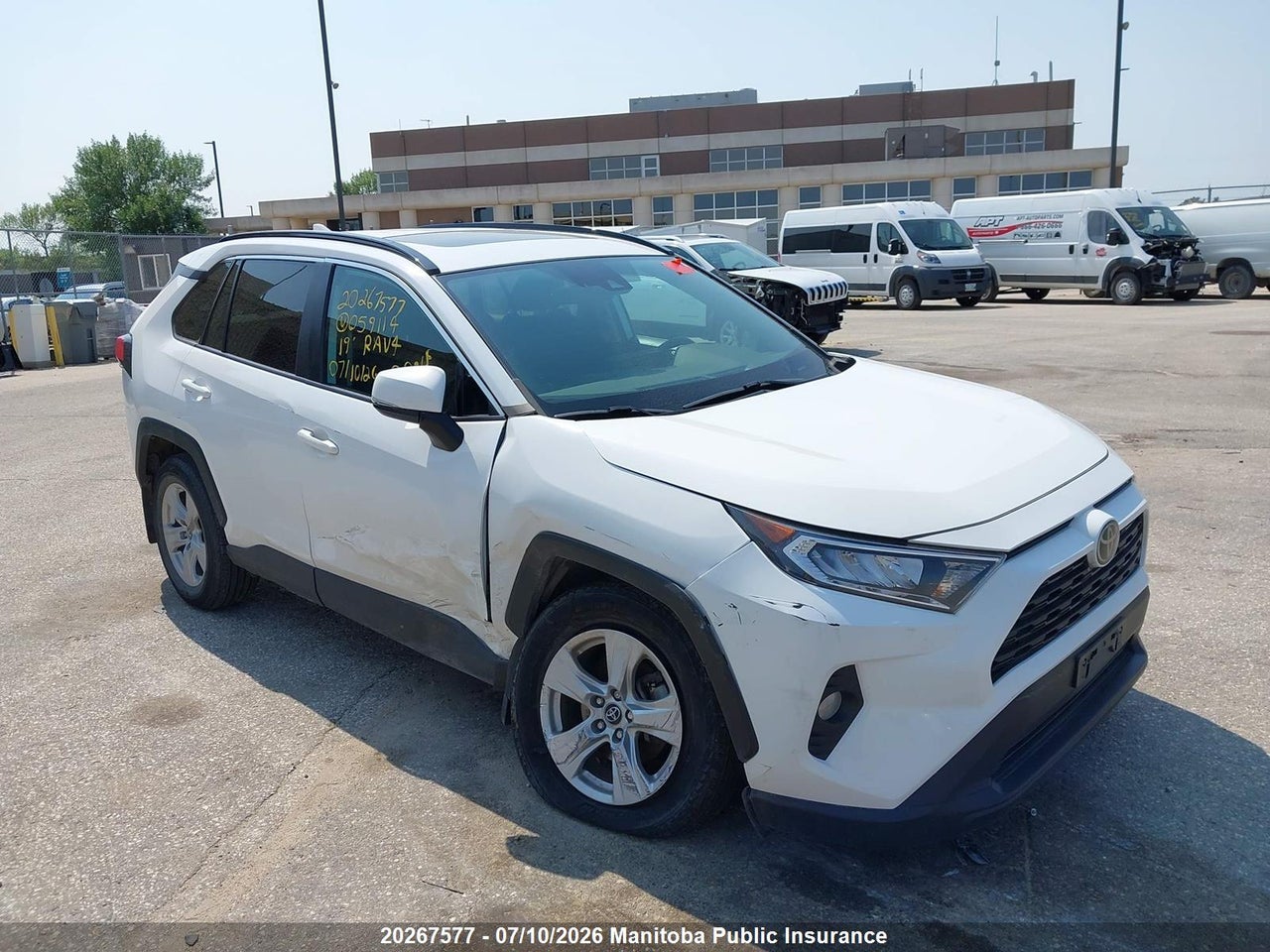 2T3R1RFV8KW059114 · 2019 TOYOTA RAV4 XLE
