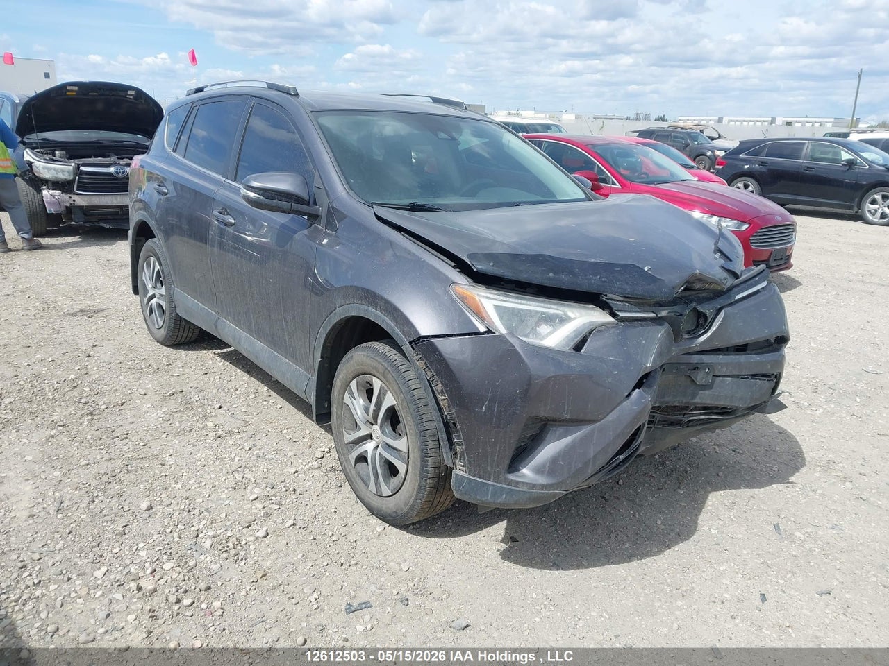 2T3ZFREV0HW359841 · 2017 TOYOTA RAV4 LE