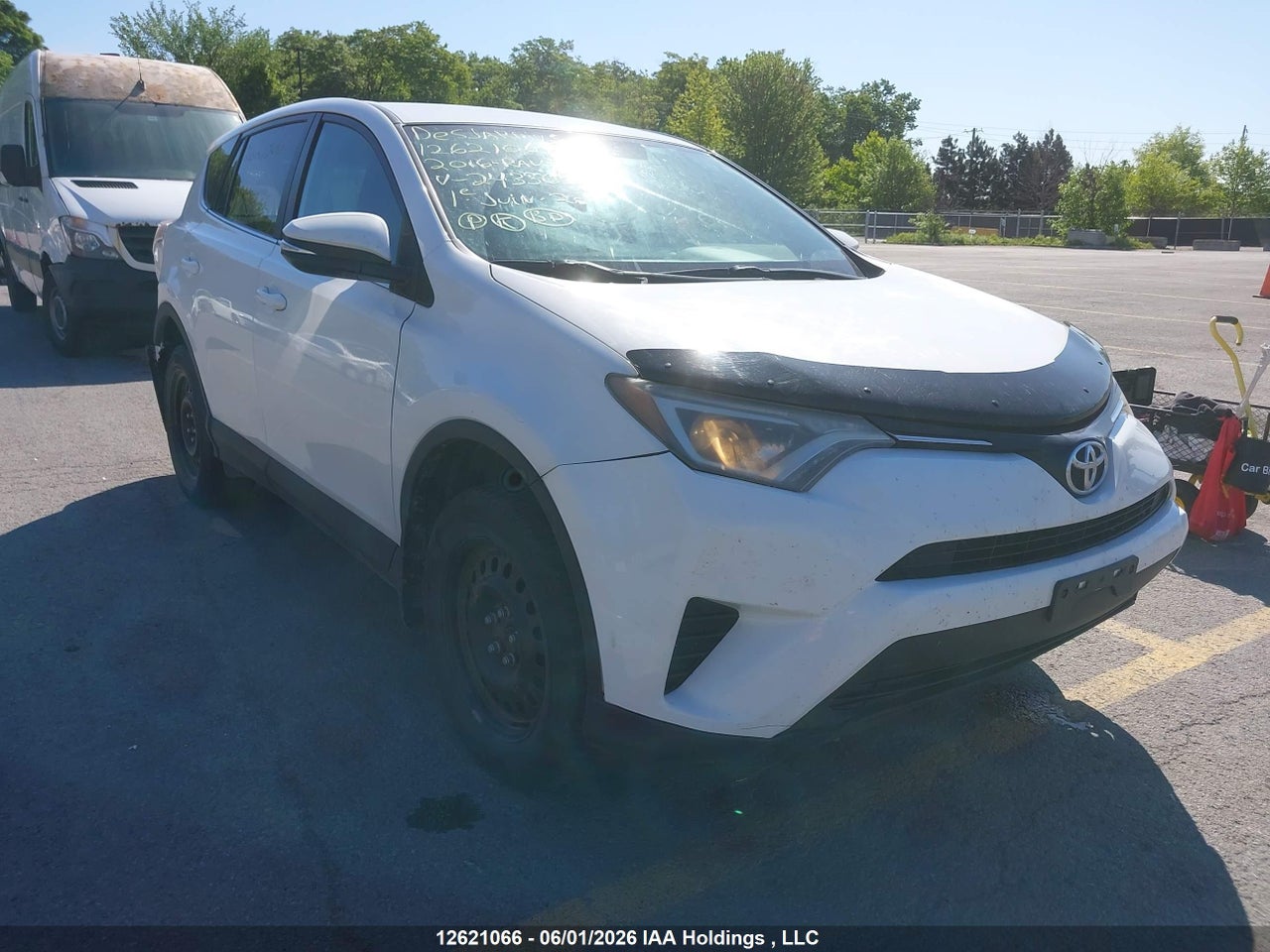 2T3ZFREV8GW243365 · 2016 TOYOTA RAV4 LE