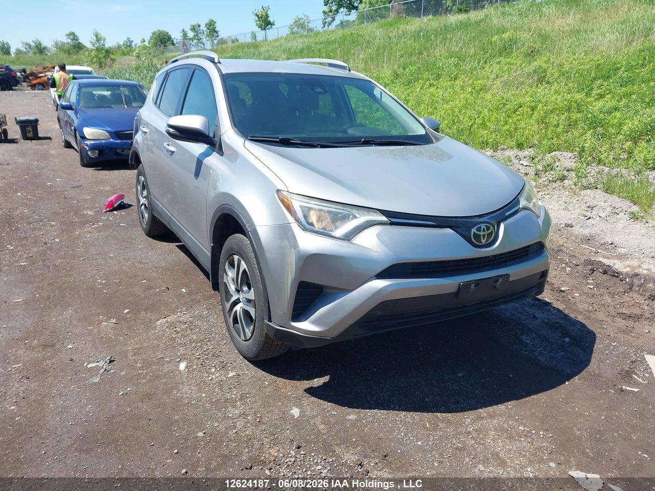 2T3ZFREV1HW404835 · 2017 TOYOTA RAV4 LE