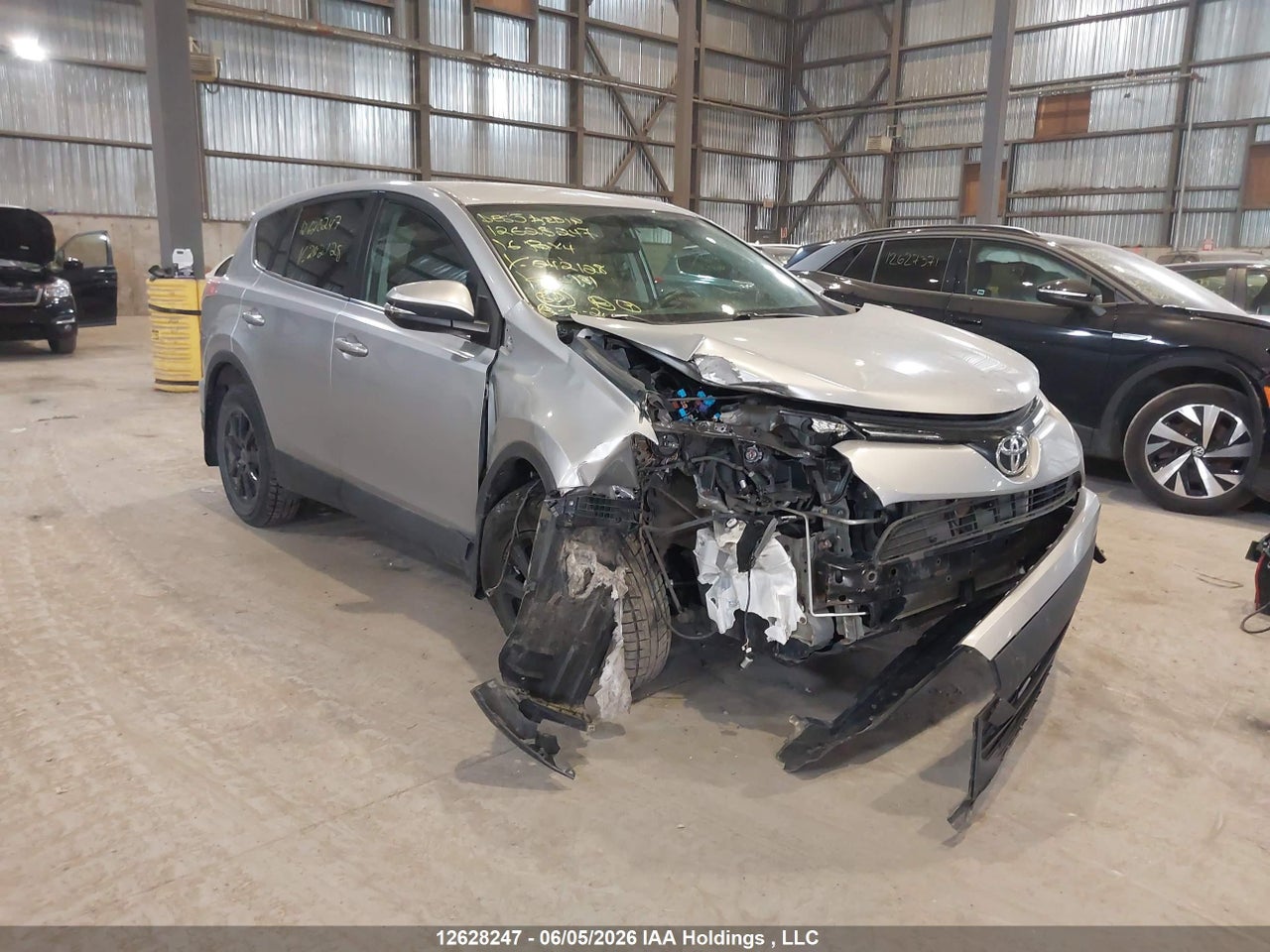 2T3ZFREV0GW242128 · 2016 TOYOTA RAV4 LE