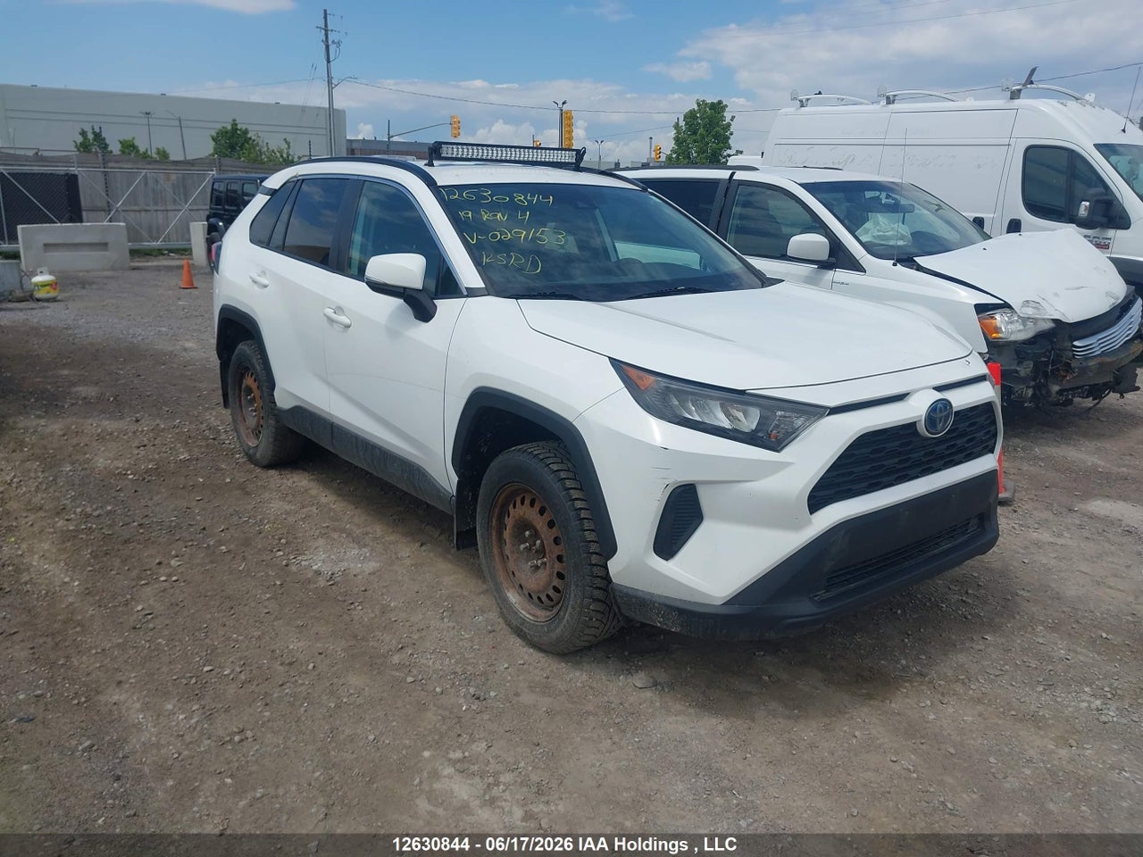 2T3BWRFV7KW029153 · 2019 TOYOTA RAV4 LE