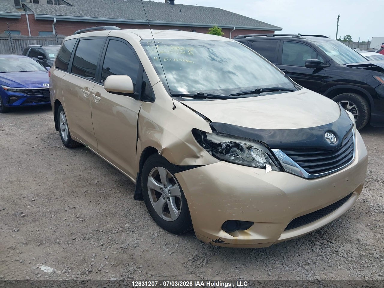 5TDKK3DC2BS020128 · 2011 TOYOTA SIENNA LE 8 PASSENGER