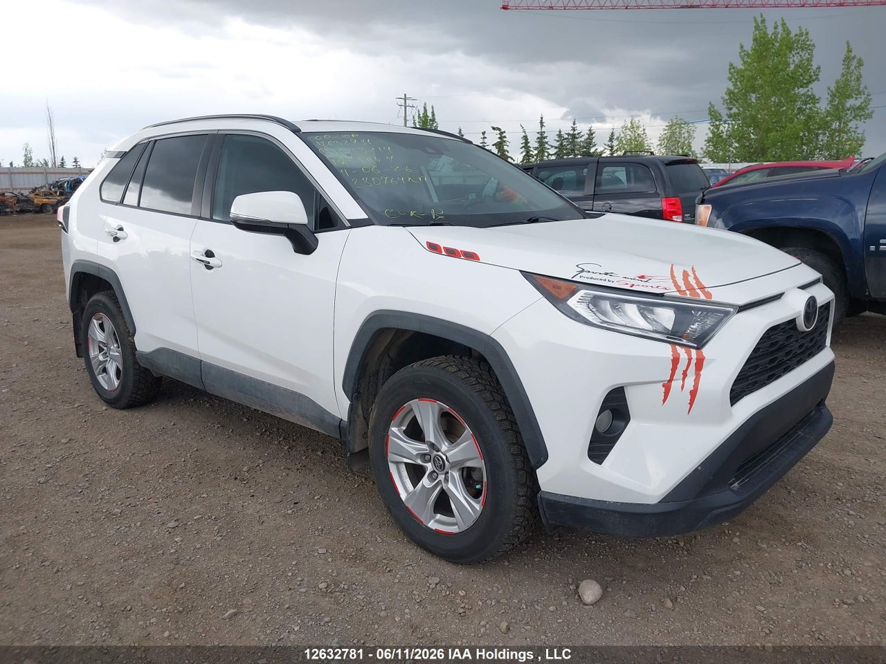 2T3R1RFV3KW033214 · 2019 TOYOTA RAV4 XLE