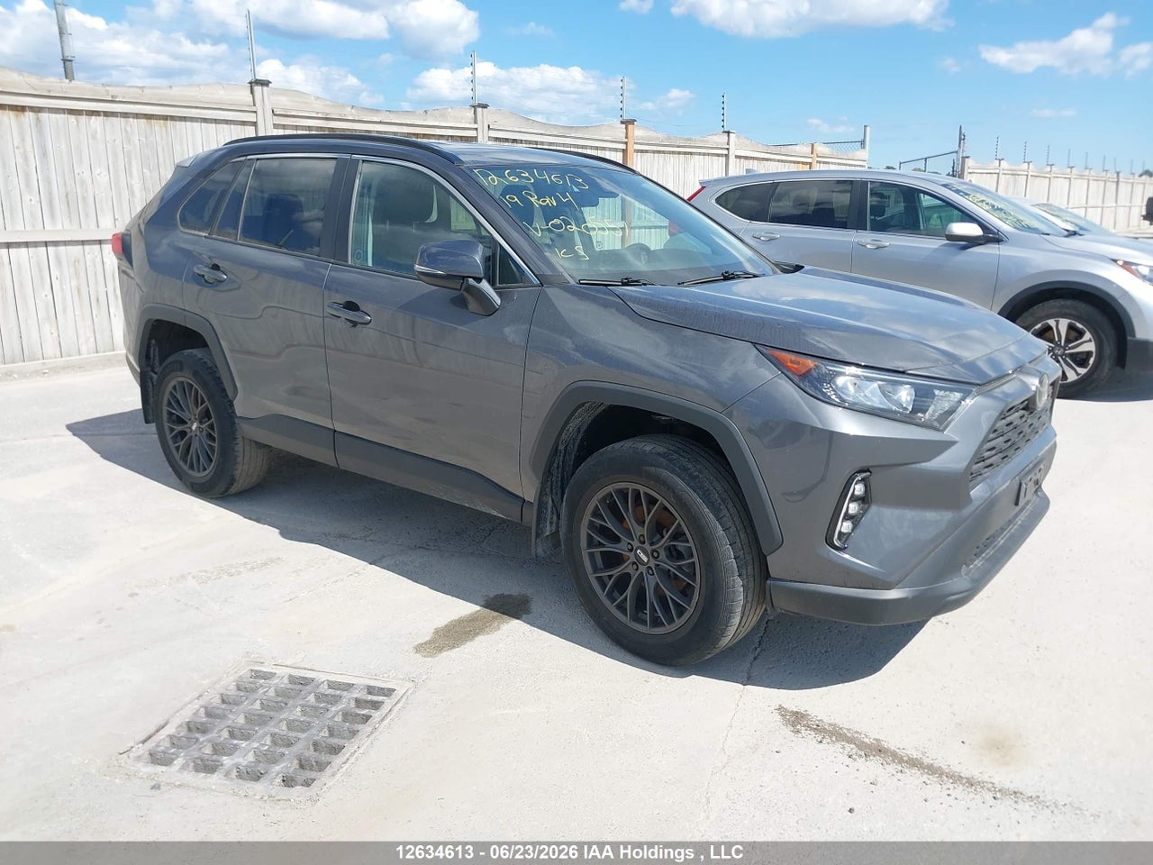 2T3B1RFV9KW020551 · 2019 TOYOTA RAV4 LE