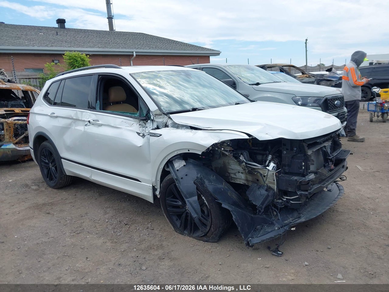 3VV8B7AX5NM072870 · 2022 VOLKSWAGEN TIGUAN COMFORTLINE R-LINE BLACK EDITION