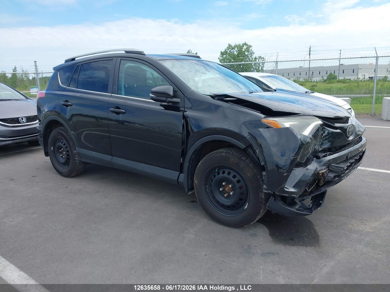 2T3BFREV2HW577961 · 2017 TOYOTA RAV4 LE