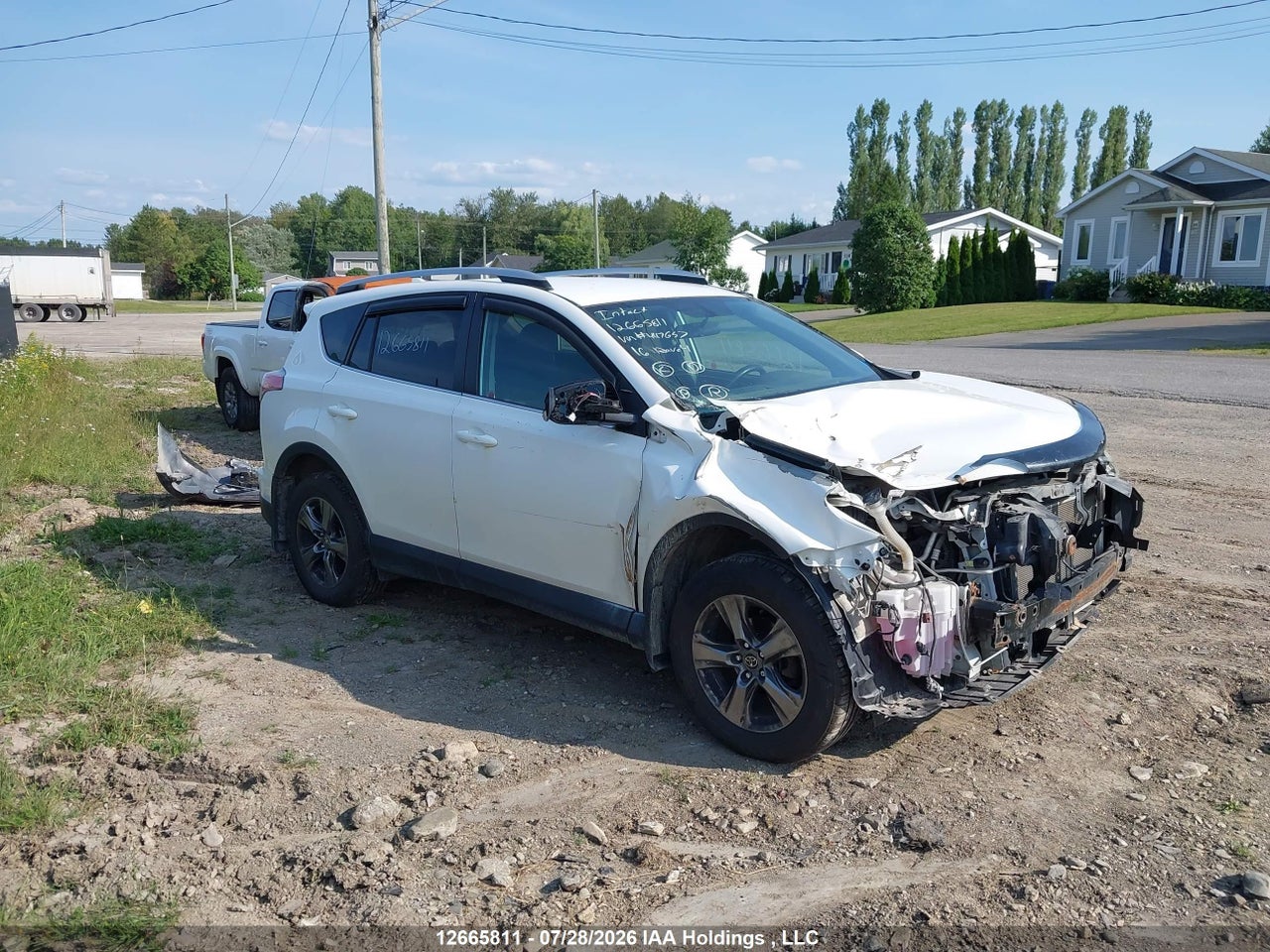 2T3BFREV9GW447657 · 2016 TOYOTA RAV4 LE