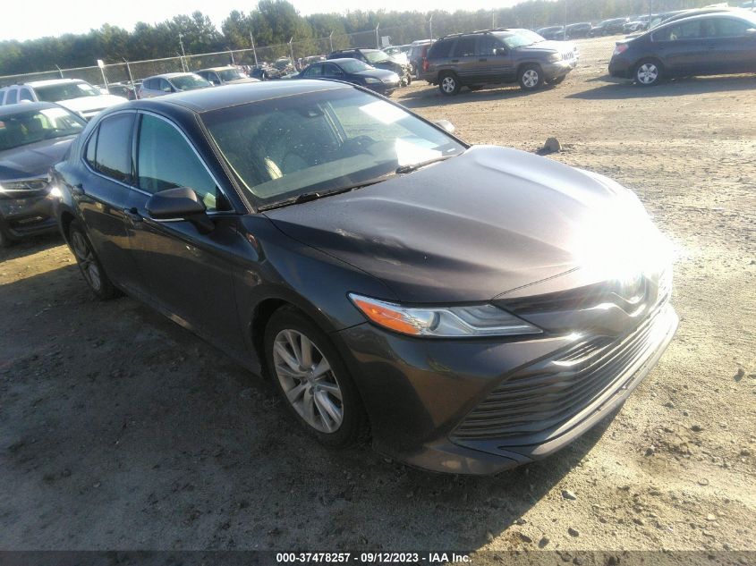 Lot #2506940666 2018 TOYOTA CAMRY XLE salvage car