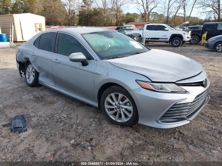 Lot #2506940777 2022 TOYOTA CAMRY LE salvage car