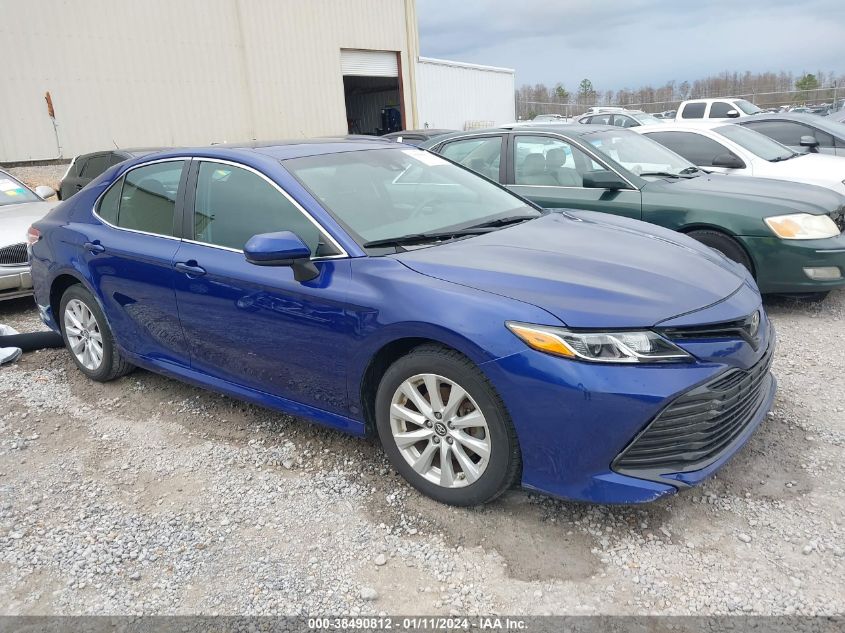 Lot #2427029474 2018 TOYOTA CAMRY LE salvage car