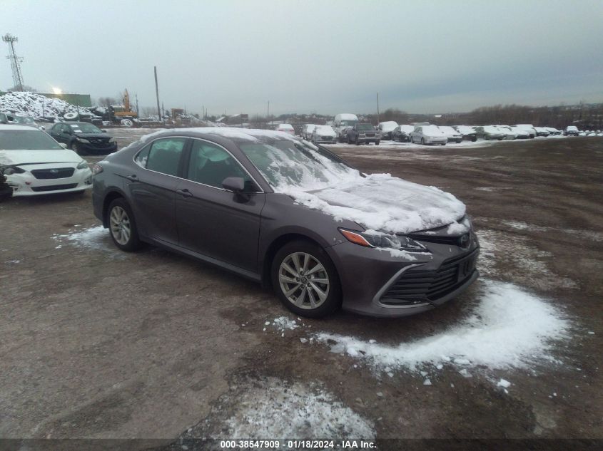 Lot #2506940684 2023 TOYOTA CAMRY LE salvage car