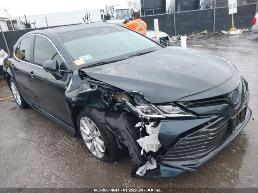 Lot #2472375500 2019 TOYOTA CAMRY HYBRID LE salvage car