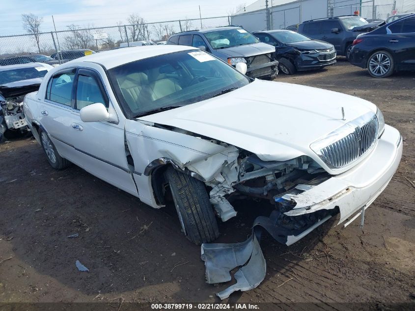 Lot #2424648903 2003 LINCOLN TOWN CAR SIGNATURE salvage car