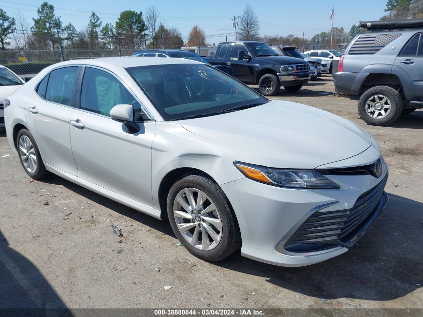 Lot #2490858477 2023 TOYOTA CAMRY LE salvage car