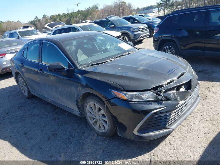 Lot #2486229577 2021 TOYOTA CAMRY LE salvage car