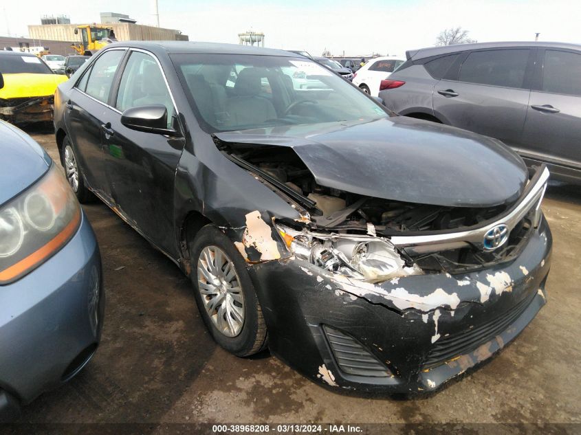 Lot #2427030920 2013 TOYOTA CAMRY HYBRID LE salvage car