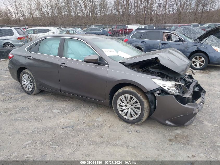 Lot #2486228553 2016 TOYOTA CAMRY LE salvage car